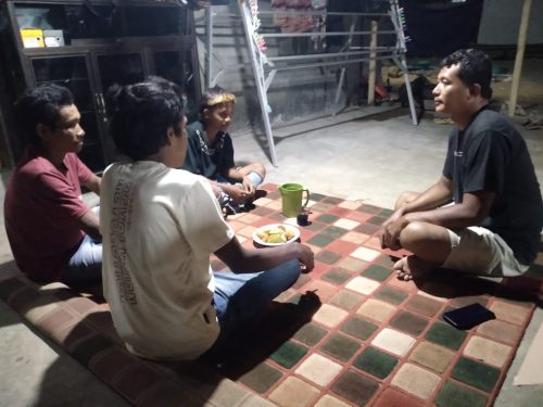 Pererat Kekompakan TNI dan Warga, Serda Yusuf, A.M Melaksanakan Komsos di Dusun 3 Paraja