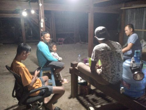 Serda Saharuddin Jalin Kemanunggalan TNI-Warga di Dusun 3 Paraja, Kalempang