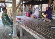 Sertu Bustan, Anggota Satgas TMMD Ke 118, Lakukan Komunikasi Sosial dengan Ibu-Ibu di Desa Kalempang