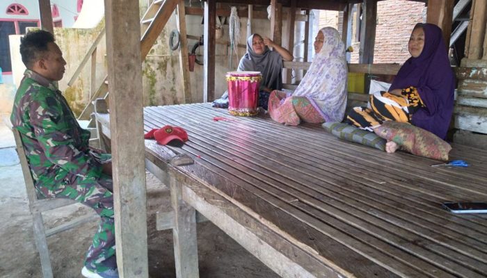 Sertu Bustan, Anggota Satgas TMMD Ke 118, Lakukan Komunikasi Sosial dengan Ibu-Ibu di Desa Kalempang