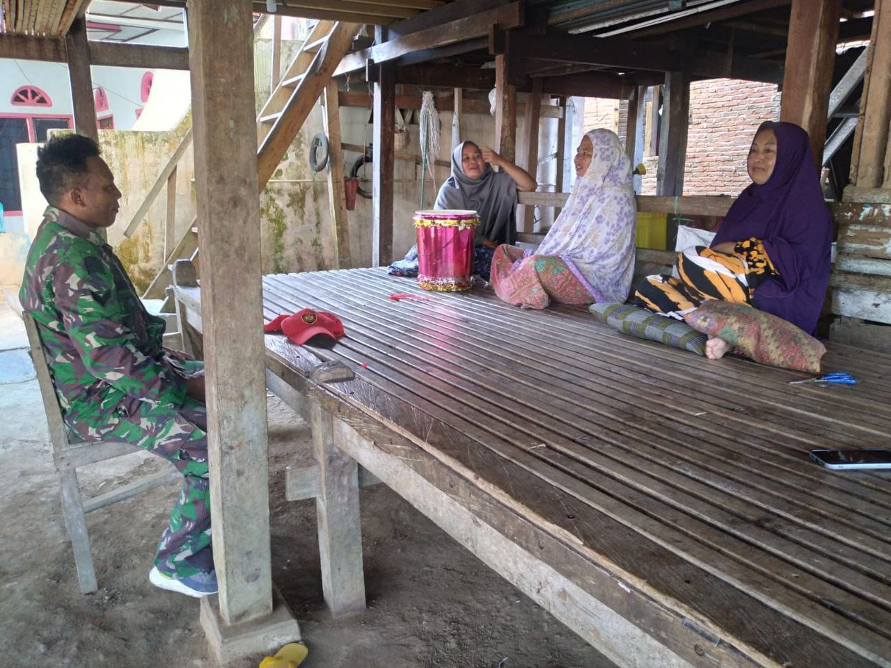 Sertu Bustan, Anggota Satgas TMMD Ke 118, Lakukan Komunikasi Sosial dengan Ibu-Ibu di Desa Kalempang