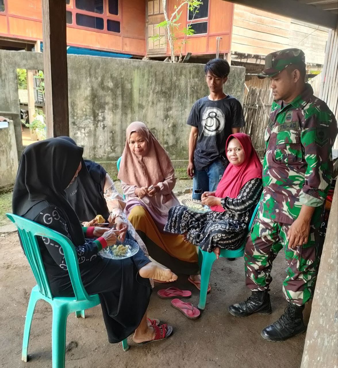 Komsos Serda Yusuf, A.M.: Mempererat Kekompakan TNI dan Warga di Dusun 3 Paraja