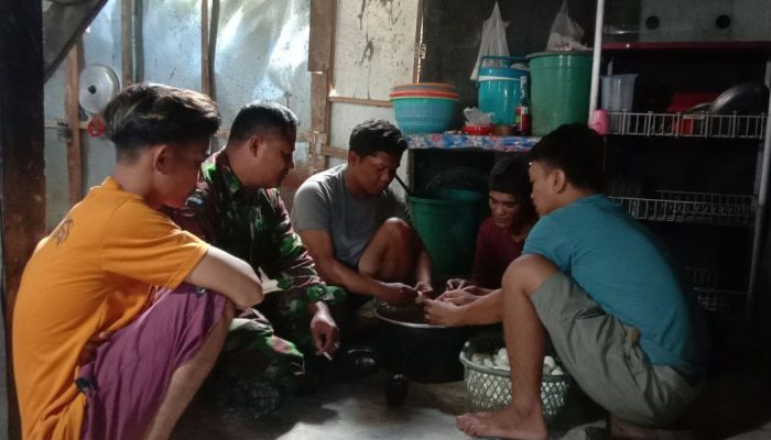 Anggota Satgas TMMD Ke 118 Kodim 1420/Sidrap Bantu Warga Menyiapkan Bahan Makanan, Pererat Kebersamaan