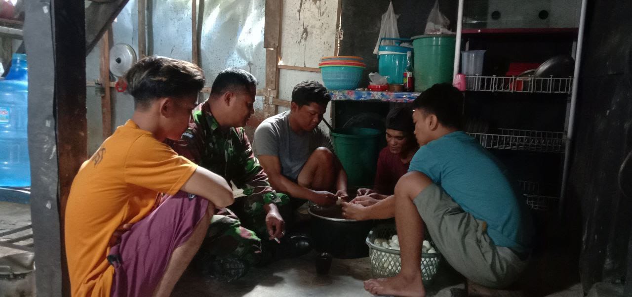 Anggota Satgas TMMD Ke 118 Kodim 1420/Sidrap Bantu Warga Menyiapkan Bahan Makanan, Pererat Kebersamaan