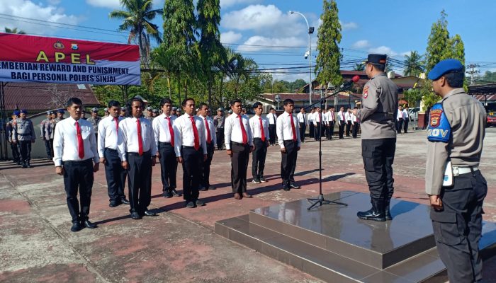 Kapolres Sinjai Berikan Reward Kepada 10 Personel Sat Reskrim Berprestasi