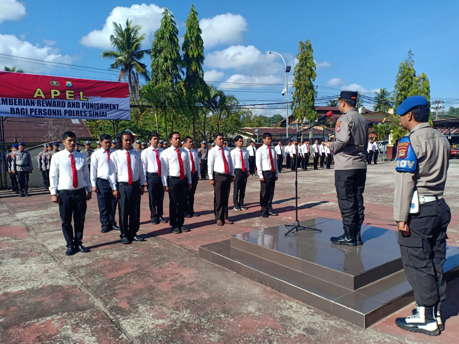 Kapolres Sinjai Berikan Reward Kepada 10 Personel Sat Reskrim Berprestasi