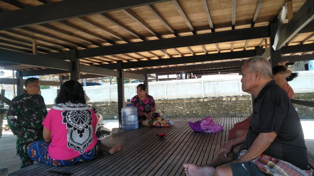 Anggota Kodim 1420/Sidrap Serma Gusti Meningkatkan Kesadaran Warga Tentang Bahaya Kebakaran Lahan