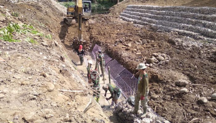 Kesungguhan Anggota Satgas TMMD dan Warga Sidrap Mewujudkan Proyek Pemasangan Bronjong Sungai