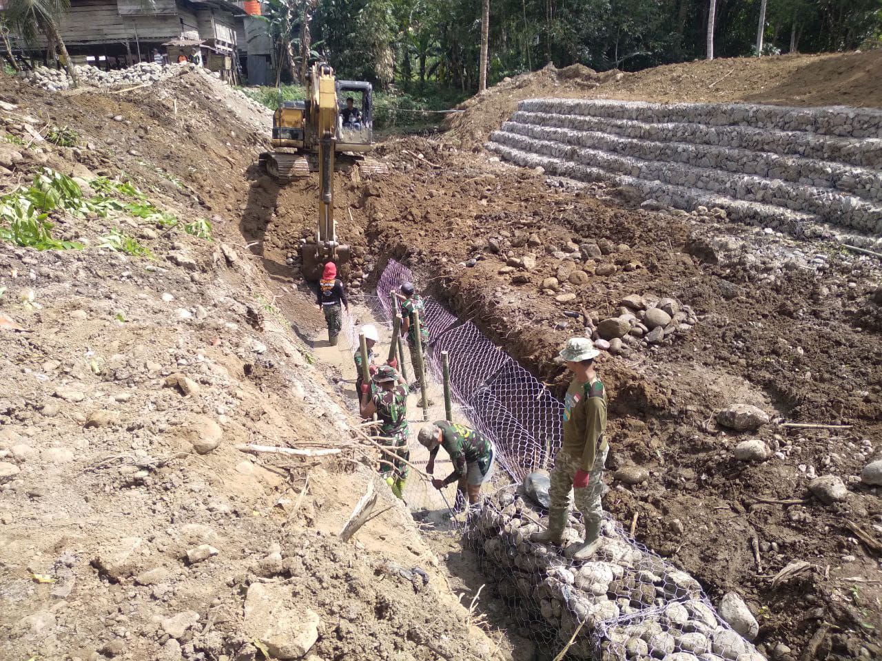 Kesungguhan Anggota Satgas TMMD dan Warga Sidrap Mewujudkan Proyek Pemasangan Bronjong Sungai