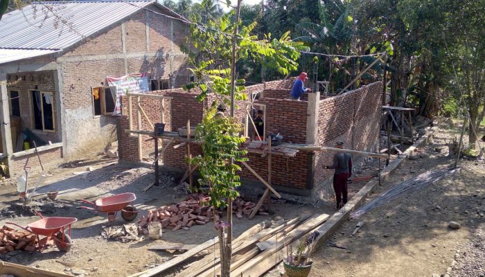 Kekuatan Karya Bakti: Anggota Satgas TMMD Kodim 1420/Sidrap dan Warga Melanjutkan Pembangunan RTLH