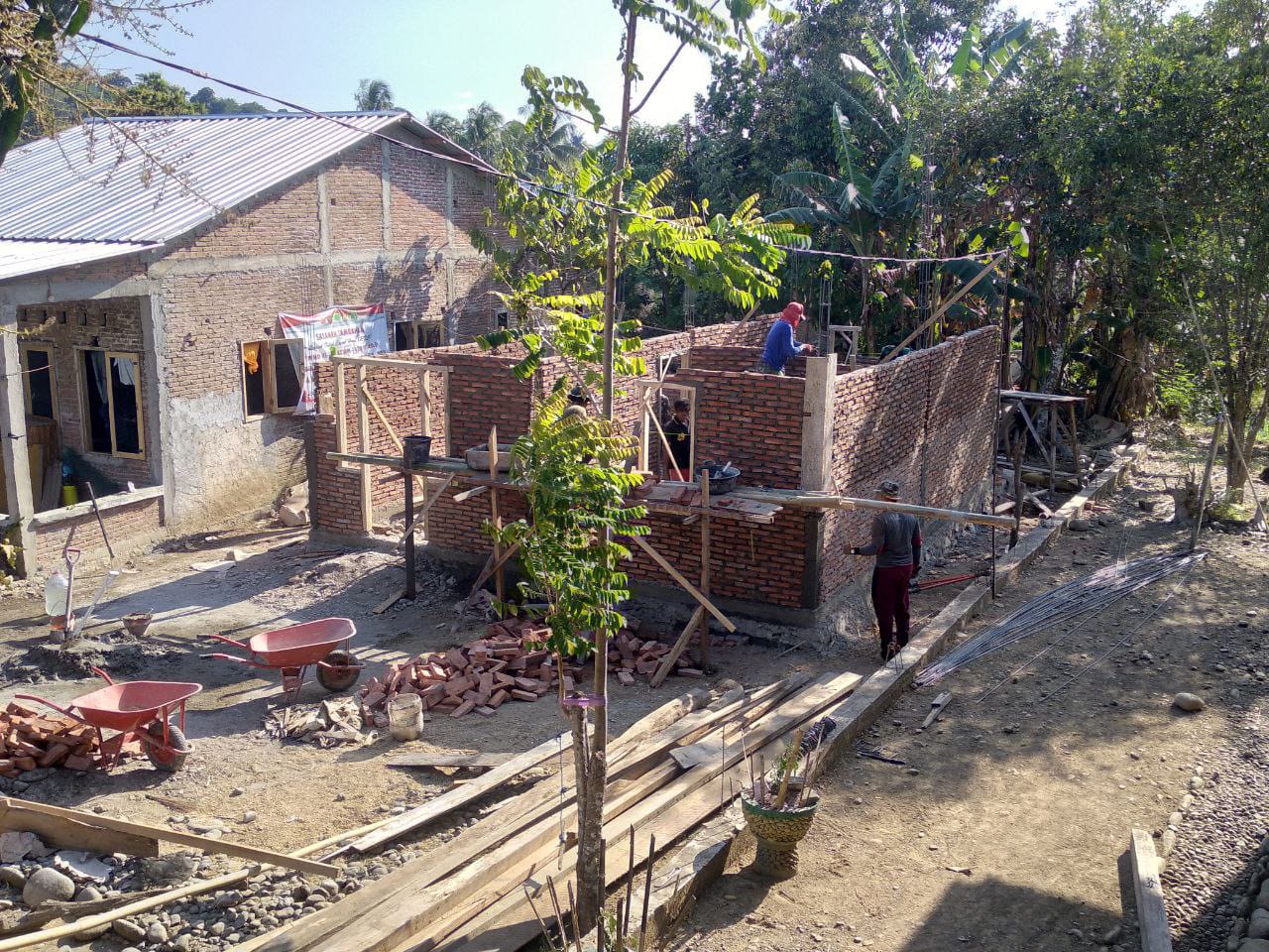 Kekuatan Karya Bakti: Anggota Satgas TMMD Kodim 1420/Sidrap dan Warga Melanjutkan Pembangunan RTLH