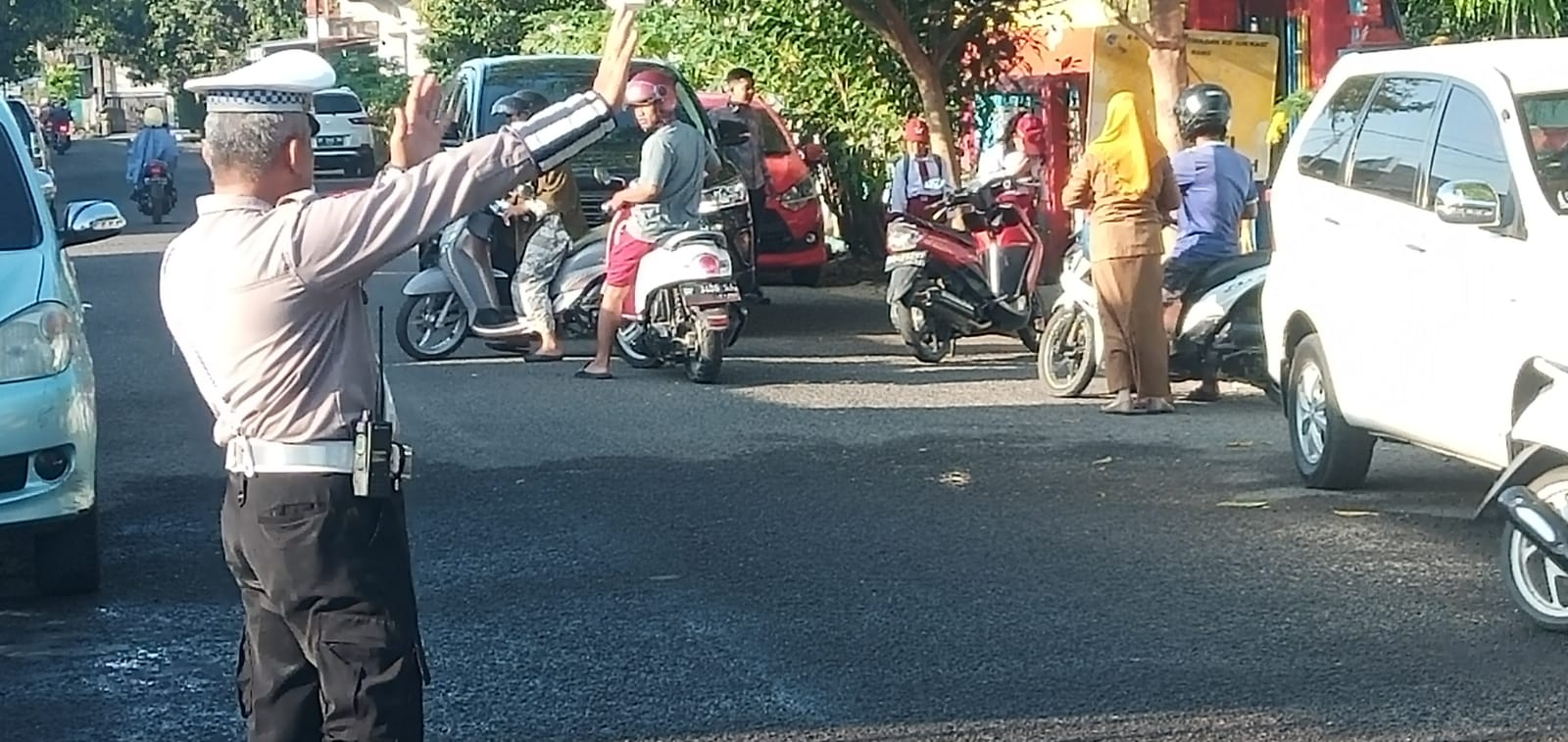 Hadirkan Kamseltibcar Lantas Personil Polsek Watang Sawitto Lakukan Gatur Lalin