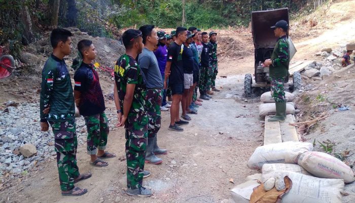 Lettu Inf Alimuddin Pimpin Apel Pagi Satgas TMMD di Dusun 3 Paraja Desa Kalempang
