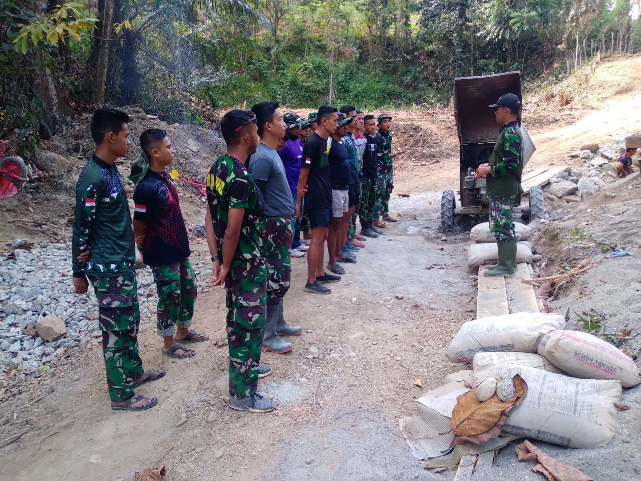 Lettu Inf Alimuddin Pimpin Apel Pagi Satgas TMMD di Dusun 3 Paraja Desa Kalempang