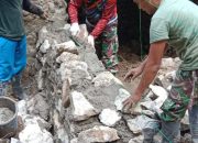 Lettu Inf Abdul Muis Dan Anggota Satgas TMMD Melanjutkan Pengerjaan Pembuatan Pondasi Duiker