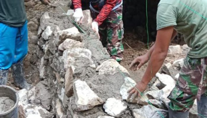 Lettu Inf Abdul Muis Dan Anggota Satgas TMMD Melanjutkan Pengerjaan Pembuatan Pondasi Duiker