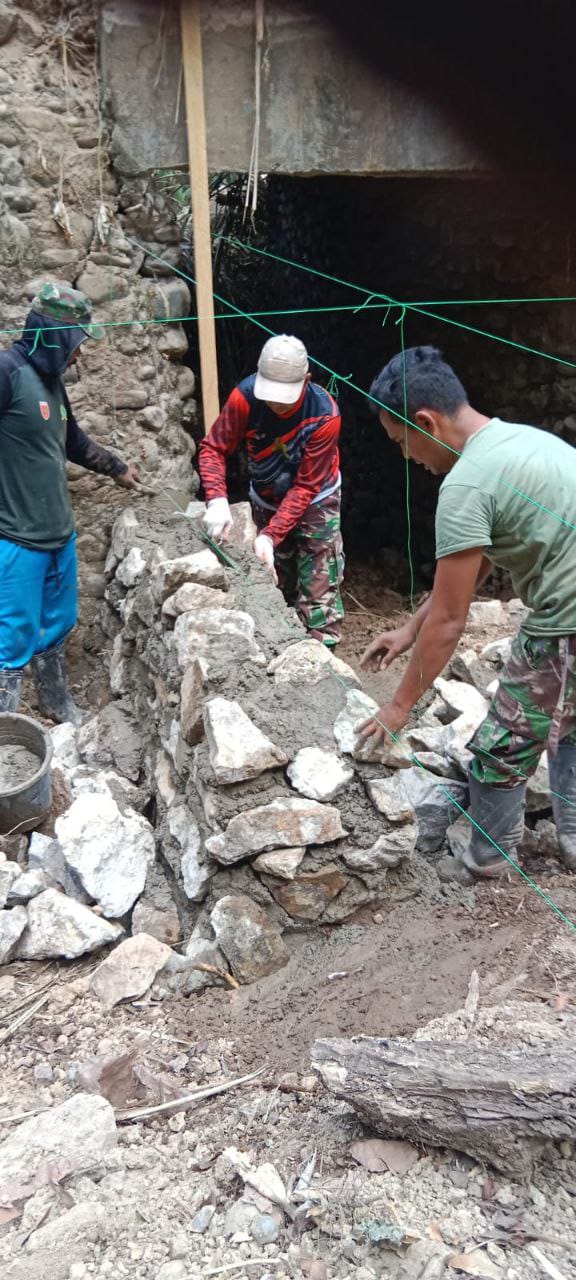 Lettu Inf Abdul Muis Dan Anggota Satgas TMMD Melanjutkan Pengerjaan Pembuatan Pondasi Duiker