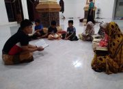 Serda Suwandi Said dari Kodim 1420/Sidrap Memimpin Sesi Mengaji Anak-anak di Desa Kalempang dalam Rangka TMMD ke 118