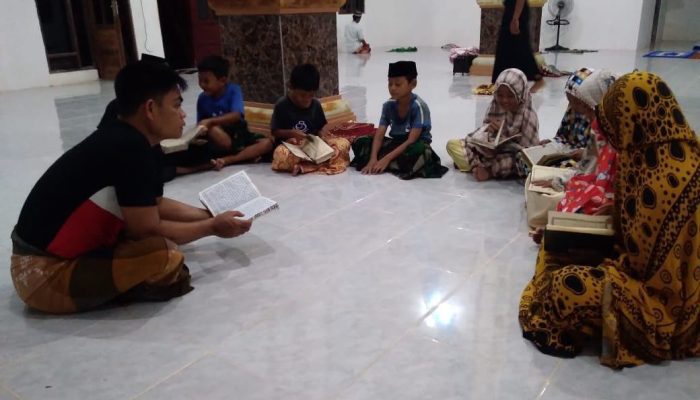 Serda Suwandi Said dari Kodim 1420/Sidrap Memimpin Sesi Mengaji Anak-anak di Desa Kalempang dalam Rangka TMMD ke 118