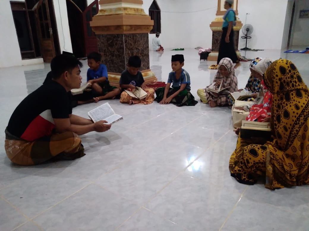 Serda Suwandi Said dari Kodim 1420/Sidrap Memimpin Sesi Mengaji Anak-anak di Desa Kalempang dalam Rangka TMMD ke 118