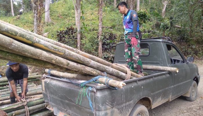 Memanen Bambu untuk Proyek Sasaran Fisik TMMD di Dusun 3 Paraja, Desa Kalempang