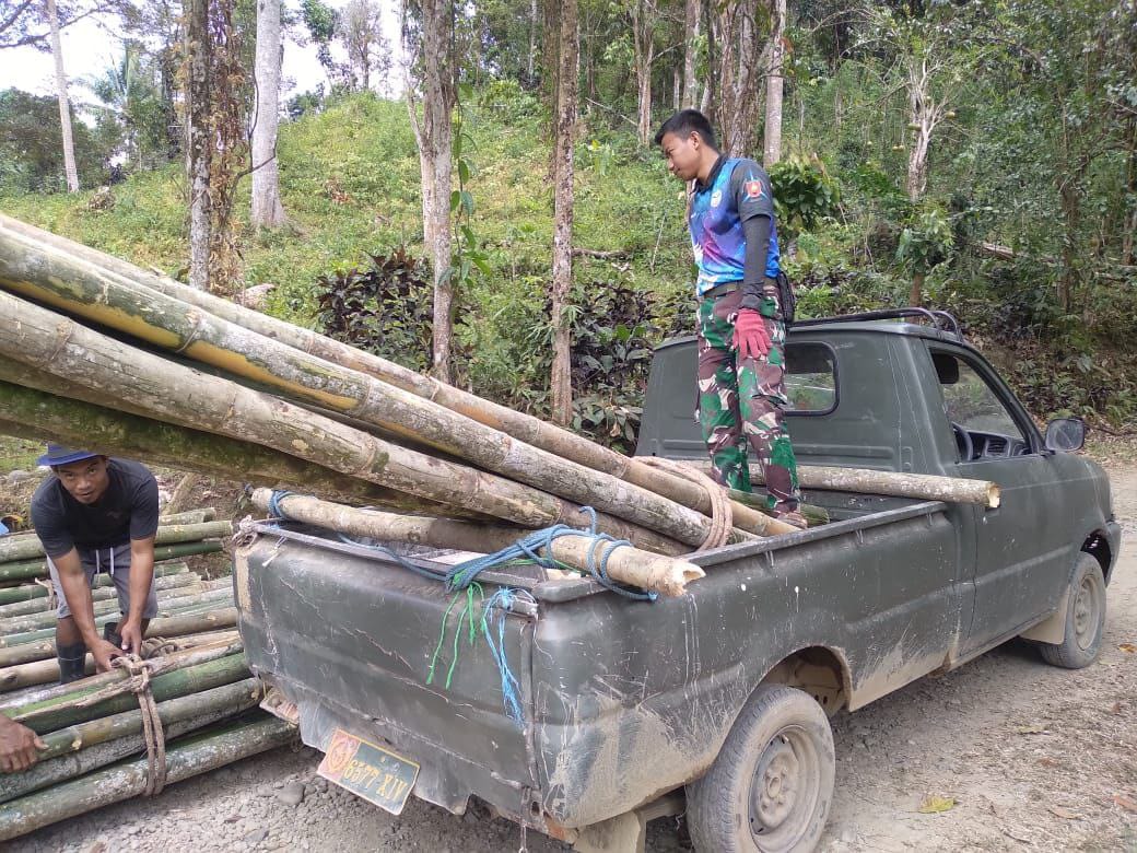 Memanen Bambu untuk Proyek Sasaran Fisik TMMD di Dusun 3 Paraja, Desa Kalempang