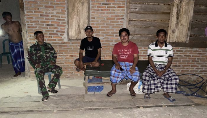 Bersama Satgas TMMD Ke-118 Kodim 1420/Sidrap, Warga Desa Kalempang Kecamatan Pitu Riawa Bersatu dalam Siskamling untuk Keamanan dan Ketentraman