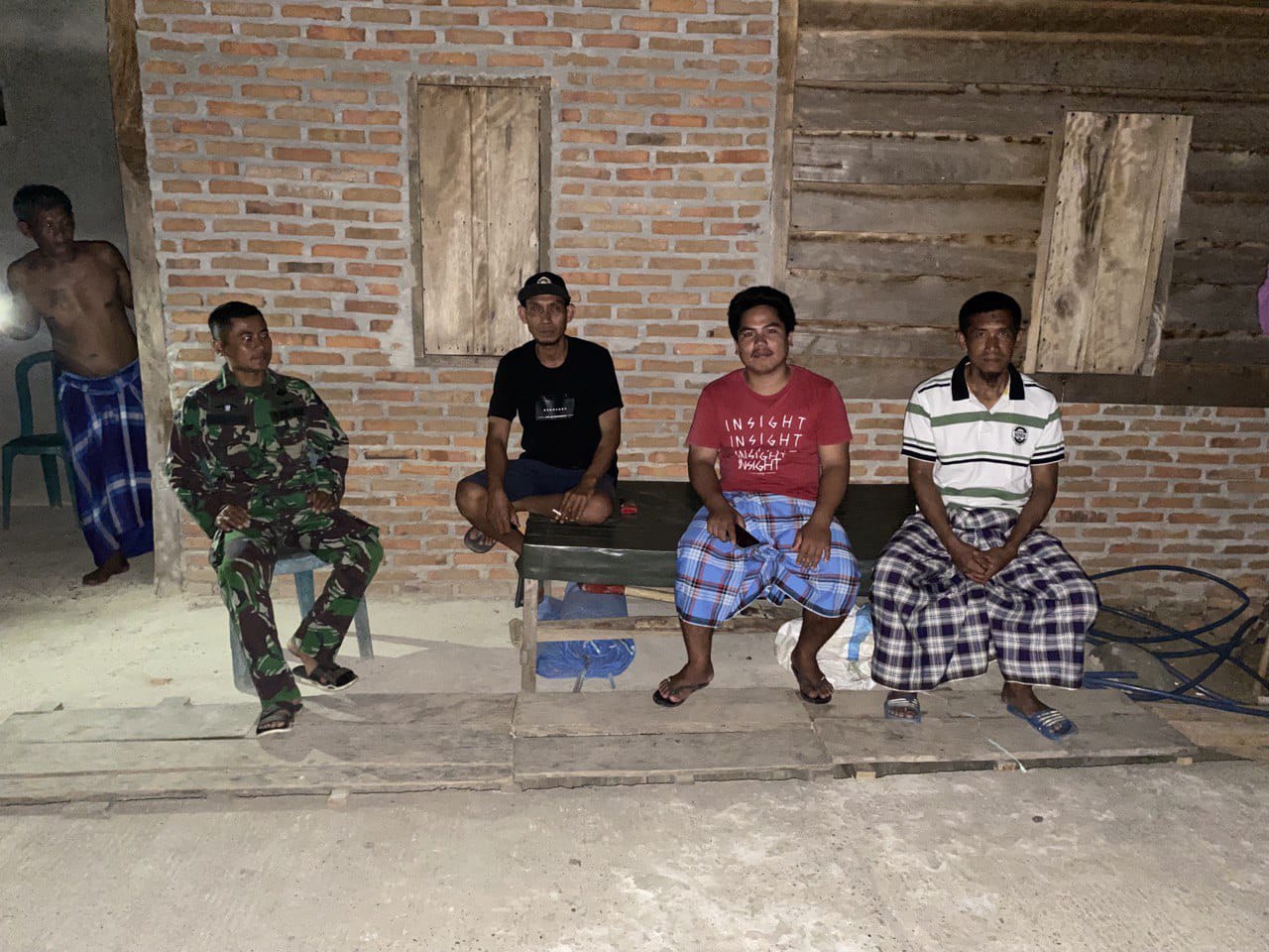 Bersama Satgas TMMD Ke-118 Kodim 1420/Sidrap, Warga Desa Kalempang Kecamatan Pitu Riawa Bersatu dalam Siskamling untuk Keamanan dan Ketentraman