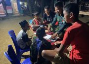 Sertu Linud dari Kodim 1420/Sidrap Menjadi Inspirator: Membantu Anak-anak Desa Kalempang Menyelesaikan PR Sekolah dalam TMMD ke 118