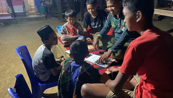 Sertu Linud dari Kodim 1420/Sidrap Menjadi Inspirator: Membantu Anak-anak Desa Kalempang Menyelesaikan PR Sekolah dalam TMMD ke 118