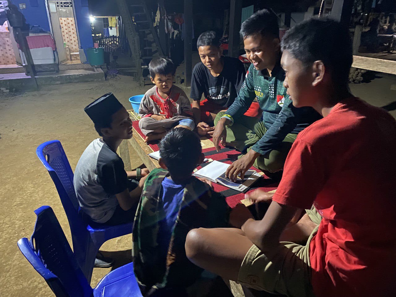 Sertu Linud dari Kodim 1420/Sidrap Menjadi Inspirator: Membantu Anak-anak Desa Kalempang Menyelesaikan PR Sekolah dalam TMMD ke 118