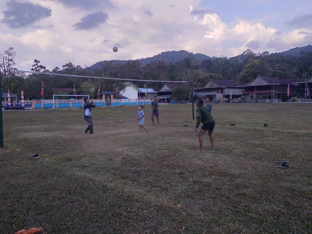Semangat Gotong Royong: Anggota Satgas TMMD Bermain Volly Bersama Anak-Anak Desa Kalempang