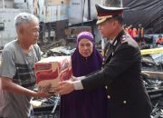 Polres Wajo Bersama Bupati Serahkan Bantuan Ke Korban Kebakaran