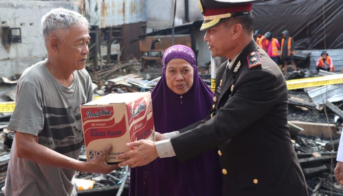 Polres Wajo Bersama Bupati Serahkan Bantuan Ke Korban Kebakaran