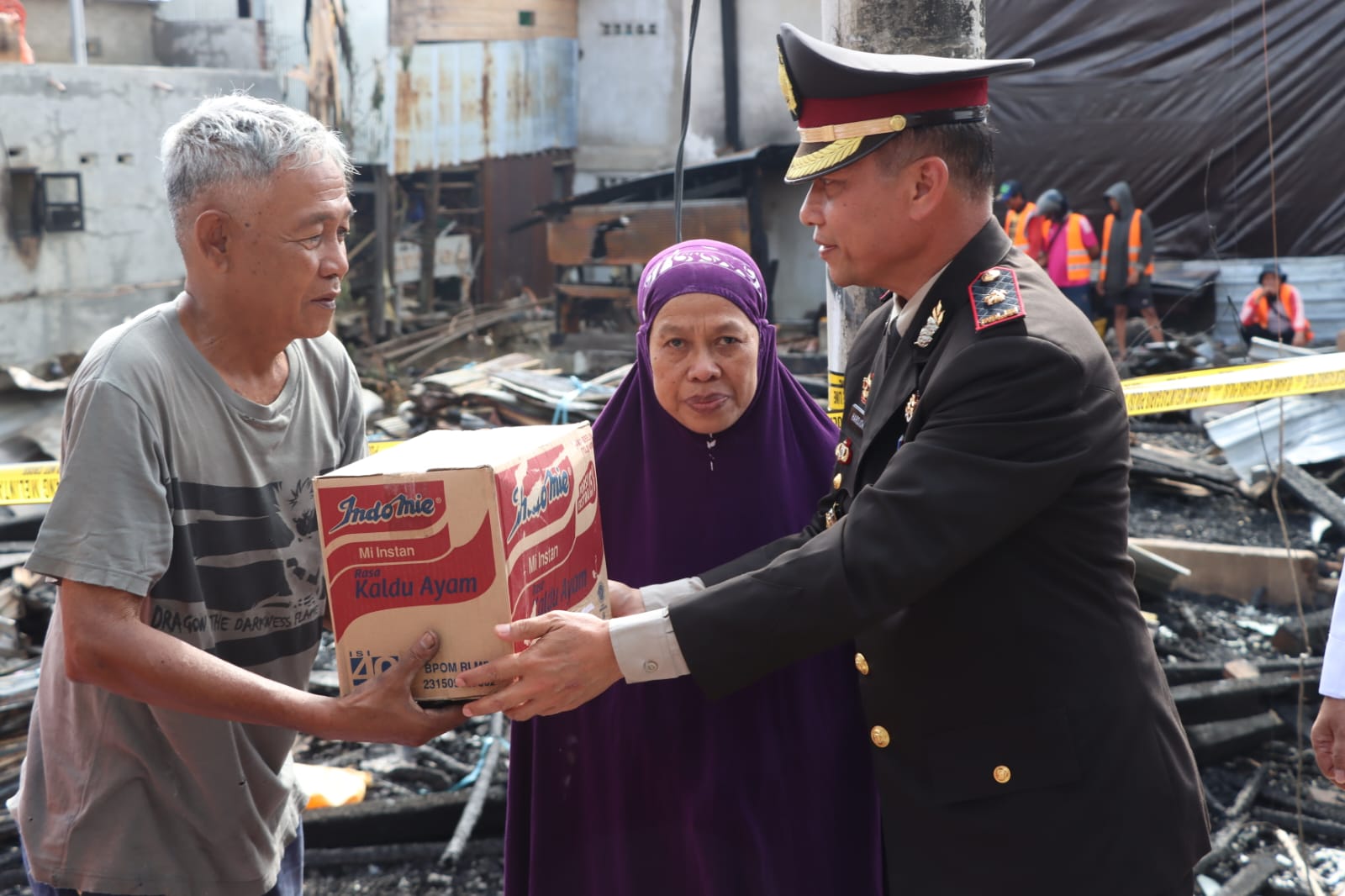 Polres Wajo Bersama Bupati Serahkan Bantuan Ke Korban Kebakaran