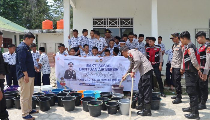 Dalam Rangka Hut Humas Ke-72, Polres Luwu Mendistribusikan Air Bersih Ke Warga Pondok Pesantren