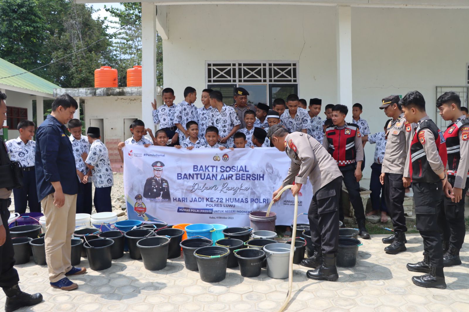 Dalam Rangka Hut Humas Ke-72, Polres Luwu Mendistribusikan Air Bersih Ke Warga Pondok Pesantren