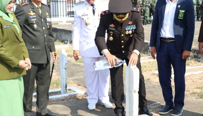 Dalam Rangka HUT TNI ke-78, Waka Polres Wajo Hadiri Upacara Ziarah Makam Pahlawan dan Tabur Bunga di TMP Empagae