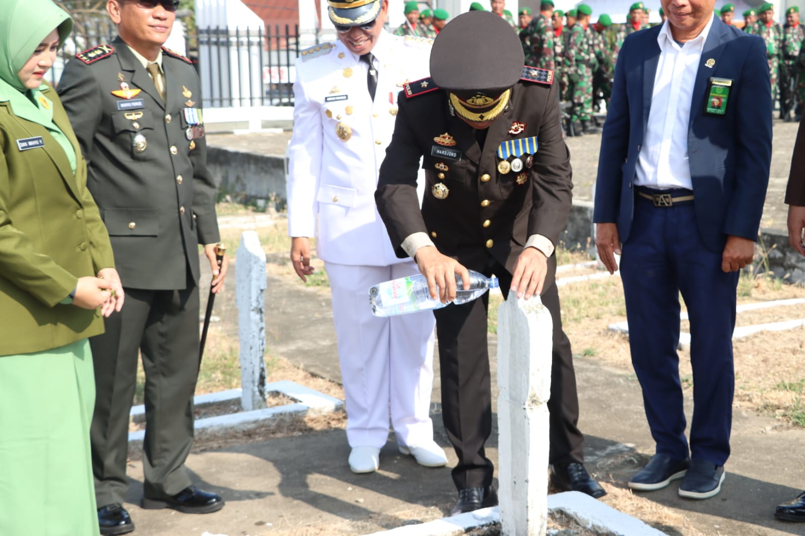 Dalam Rangka HUT TNI ke-78, Waka Polres Wajo Hadiri Upacara Ziarah Makam Pahlawan dan Tabur Bunga di TMP Empagae