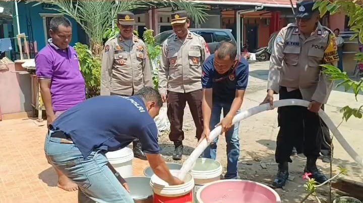 Kemarau Panjang, Polres Polopo Salurkan Air Bersih Ke Warga