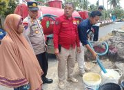 Sambut HUT Humas Polri Ke-72, Polres Sinjai Bagikan Air Bersih Kepada Warga
