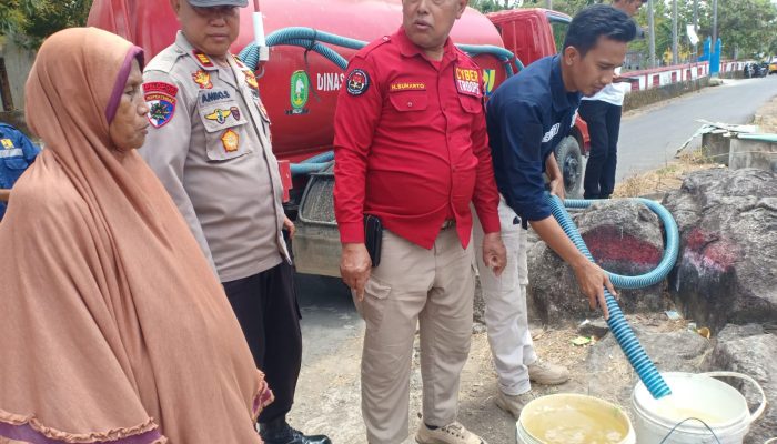 Sambut HUT Humas Polri Ke-72, Polres Sinjai Bagikan Air Bersih Kepada Warga