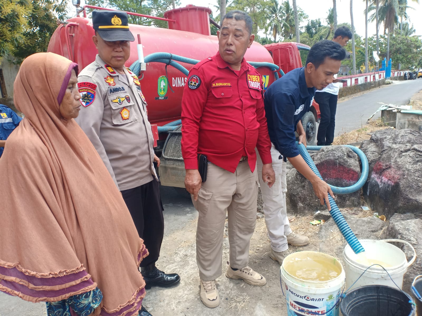 Sambut HUT Humas Polri Ke-72, Polres Sinjai Bagikan Air Bersih Kepada Warga