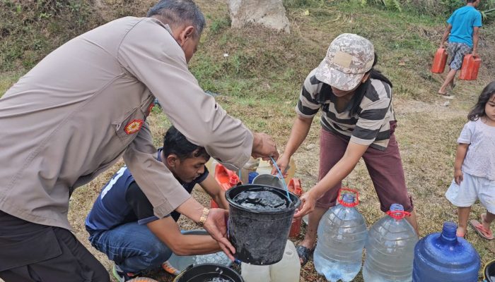Kemarau Panjang, Polres Tana Toraja Berbagi Air Bersih