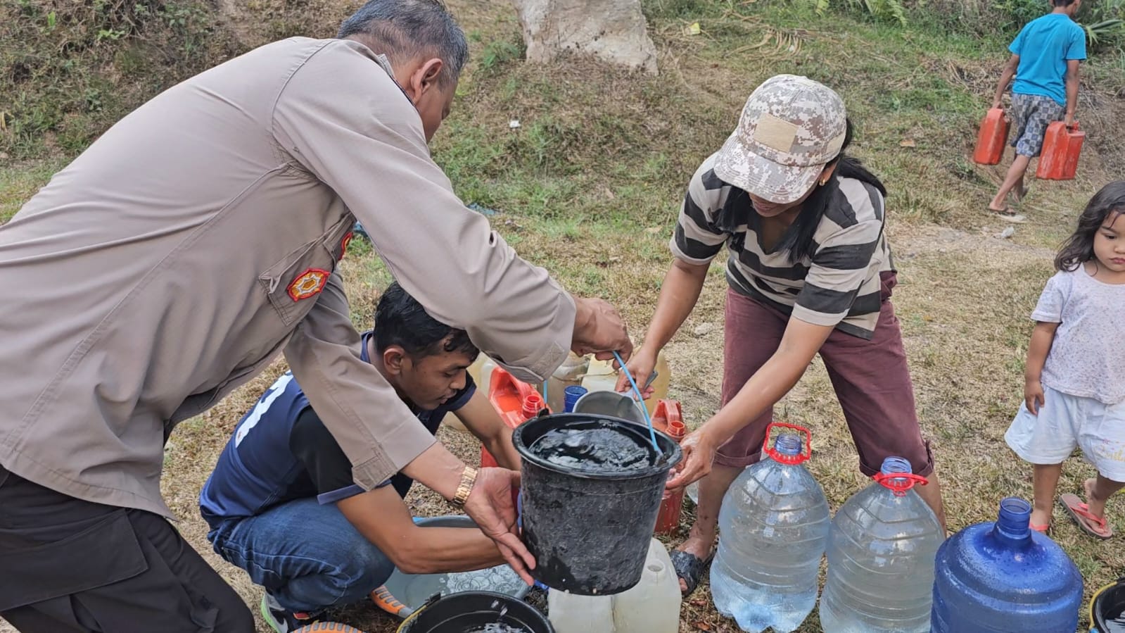 Kemarau Panjang, Polres Tana Toraja Berbagi Air Bersih