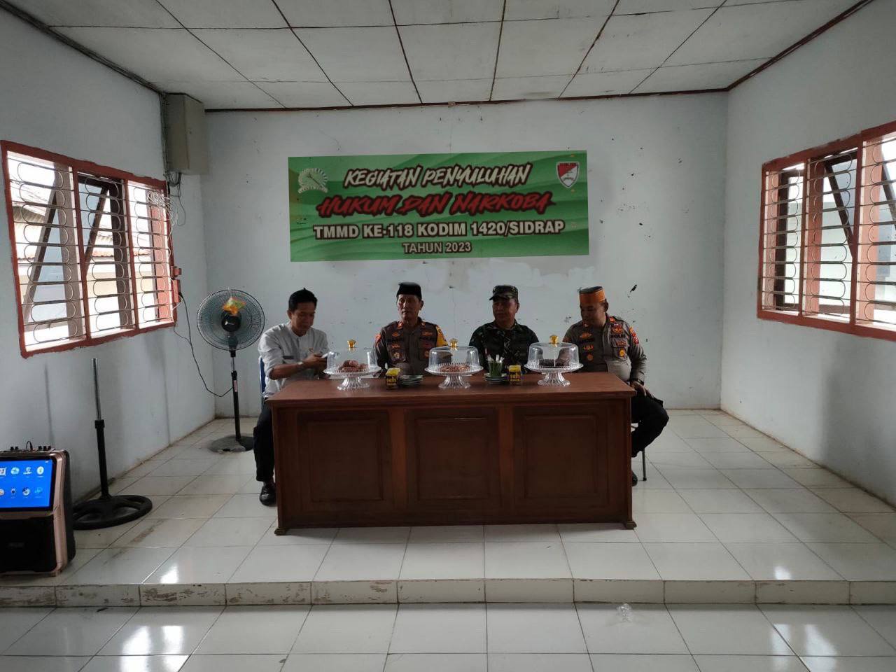 Penyuluhan Hukum di Lokasi TMMD: Anggota Kodim dan Polres Sidrap Ajarkan Warga Hak dan Kewajiban