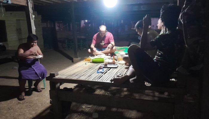 Suasana Keakraban: Satgas TMMD ke-118 Kodim 1420/Sidrap Nikmati Makan Malam Bersama Warga Desa Kalempang