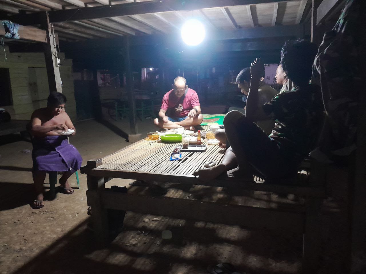 Suasana Keakraban: Satgas TMMD ke-118 Kodim 1420/Sidrap Nikmati Makan Malam Bersama Warga Desa Kalempang