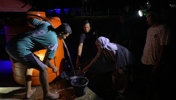 Dandim 1420/Sidrap Mengirim Bantuan Air Bersih untuk Meringankan Beban Warga di Musim Kemarau