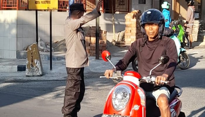 Jawab Harapan Masyarakat, Polsek Soreang Turunkan Personil Lakukan Strong Point Disiang Hari